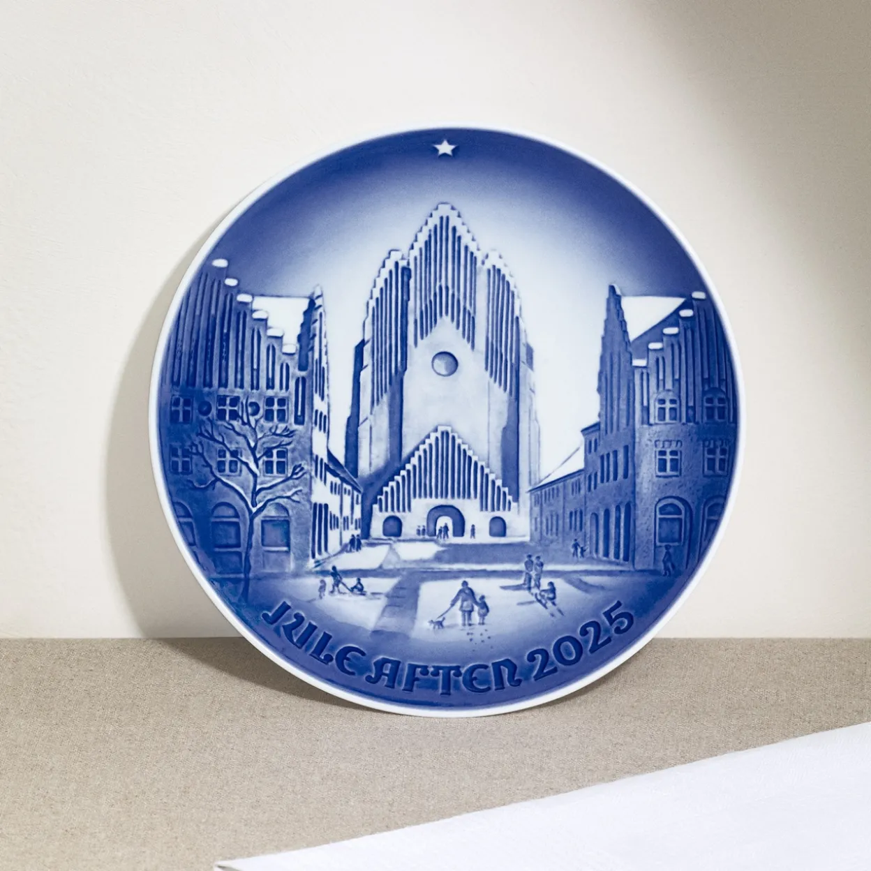 Bing & Grøndahl juleplatte 2025, Grundtvigs Kirke, 18 cm
