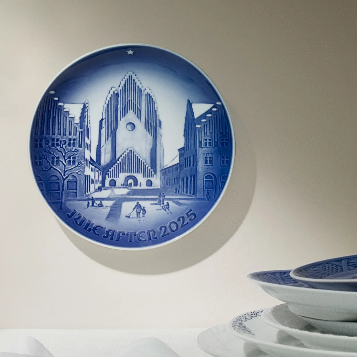 Bing & Grøndahl juleplatte 2025, Grundtvigs Kirke, 18 cm