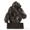 Figurer gorilla med hagen hvilende på skulderen, 20 cm