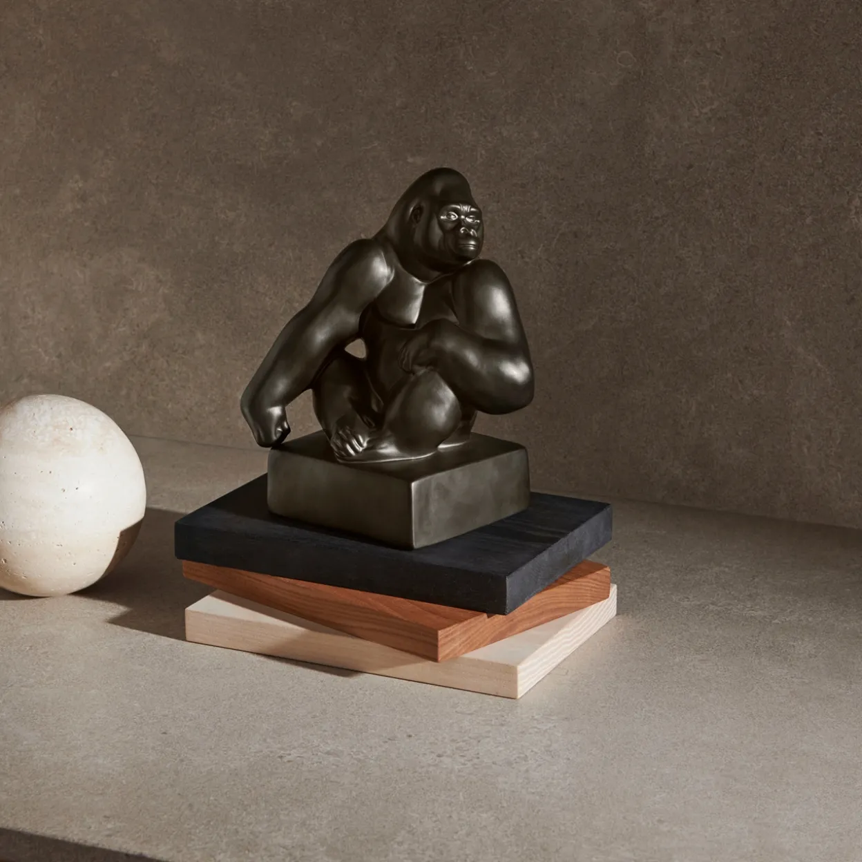 Figurer gorilla med hagen hvilende på skulderen, 20 cm