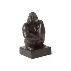 Figurer gorilla med hånd mod kind, 21 cm