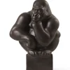 Figurer gorilla med hovedet hvilende på hånden, 40 cm