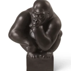 Figurer gorilla med hovedet hvilende på hånden, 40 cm