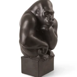 Figurer gorilla med hovedet hvilende på hånden, 40 cm