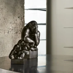 Figurer gorilla med hovedet hvilende på hånden, 40 cm