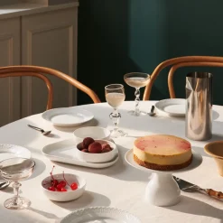 Hvid Riflet fad på fod, 20 cm