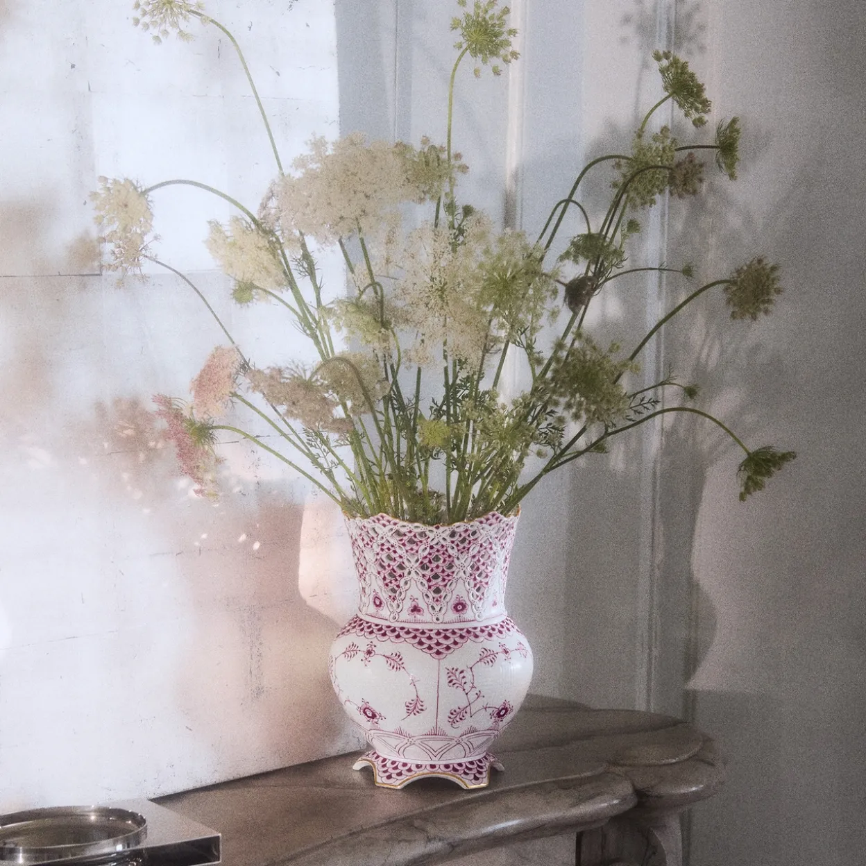 Purpur Musselmalet Helblonde med Guld vase, Limited Edition, 22 cm