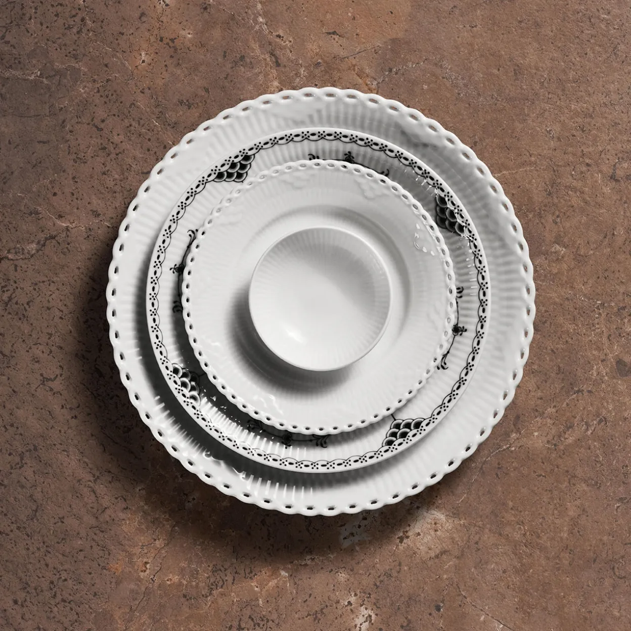 Sort Musselmalet Halvblonde tallerken, 19 cm